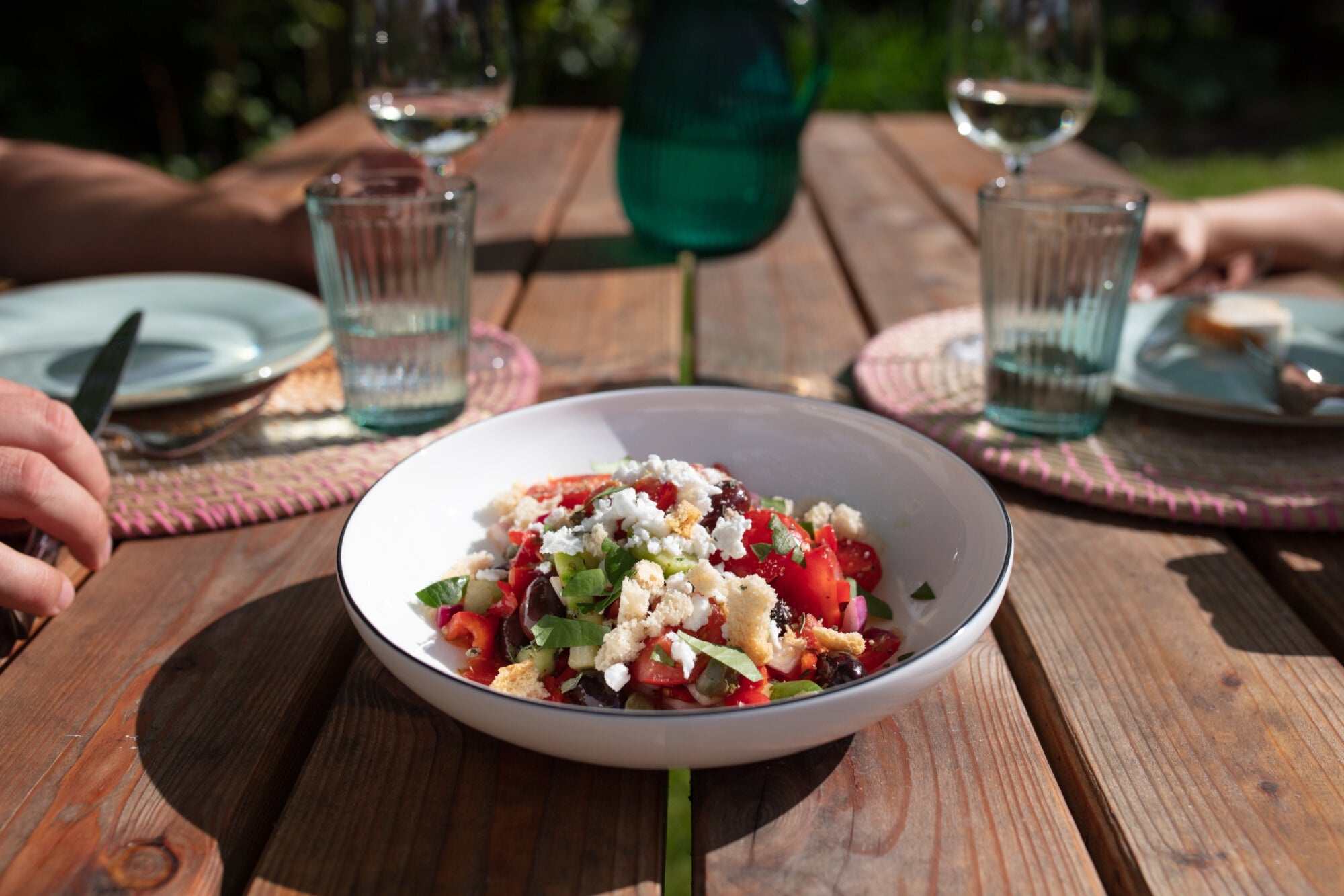 DER PERFEKTE GRIEICHISCHE SALAT MIT TOMATEN UND CROUTONS - OlivenZauber - Olivenöl neu erleben