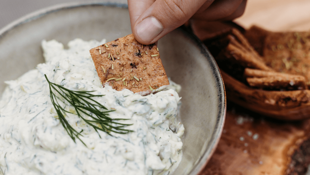 Frischer Kräuterdip mit Kapern – mediterran, cremig und würzig - OlivenZauber - Olivenöl neu erleben