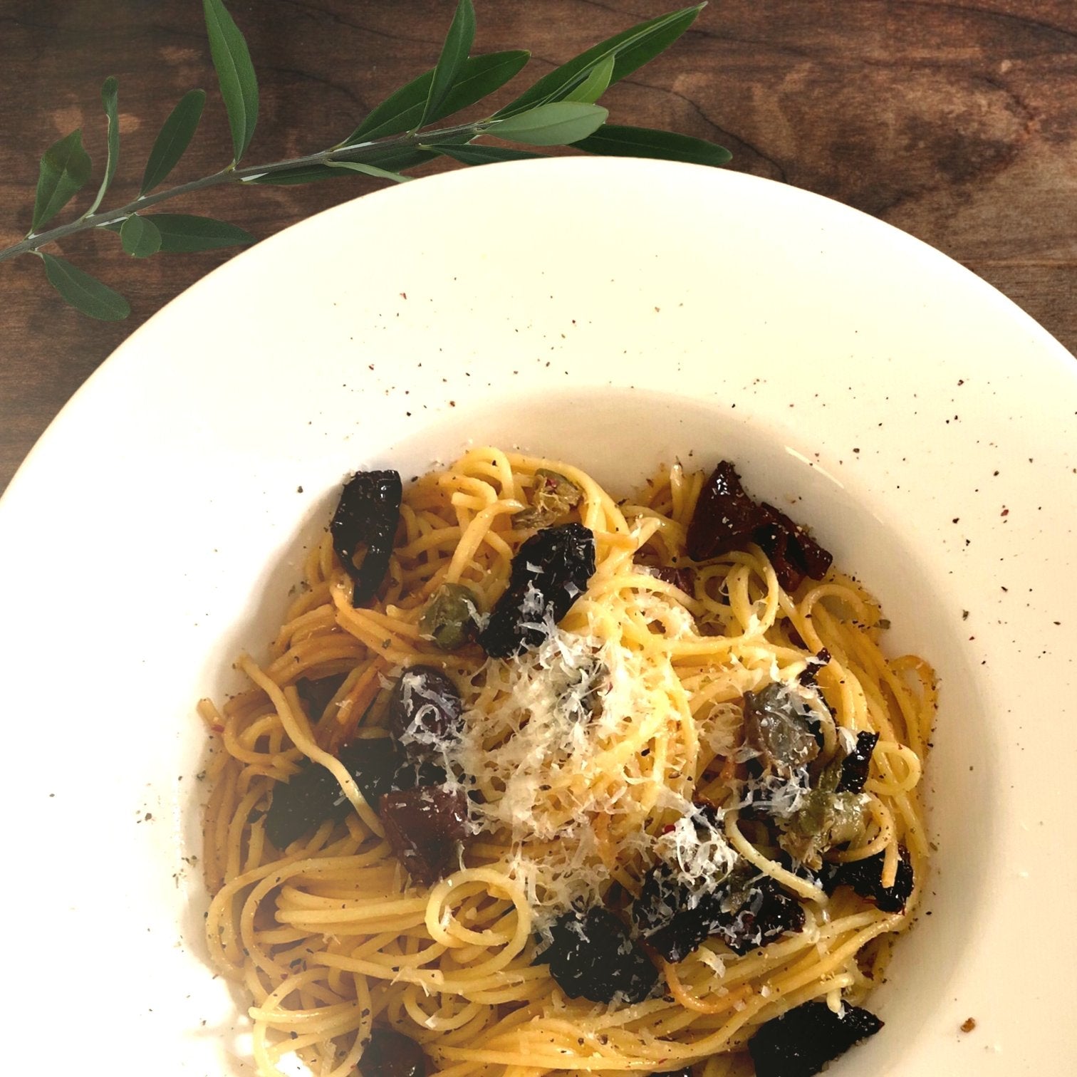 MEDITERRANE SPAGHETTI MIT TOMATEN, OLIVEN UND KAPERN - OlivenZauber - Olivenöl neu erleben