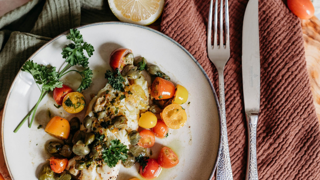 Knuspriger Fisch in Zitronen-Kapern Soße mit frischen Tomaten - OlivenZauber - Olivenöl neu erleben