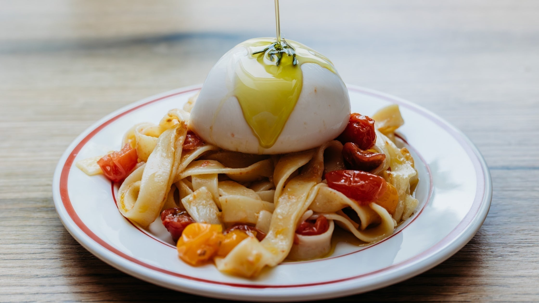 Valentinstagsrezept: Zitrone-Olivenöl-Pasta mit Burrata mit gerösteten Tomaten - OlivenZauber - Olivenöl neu erleben