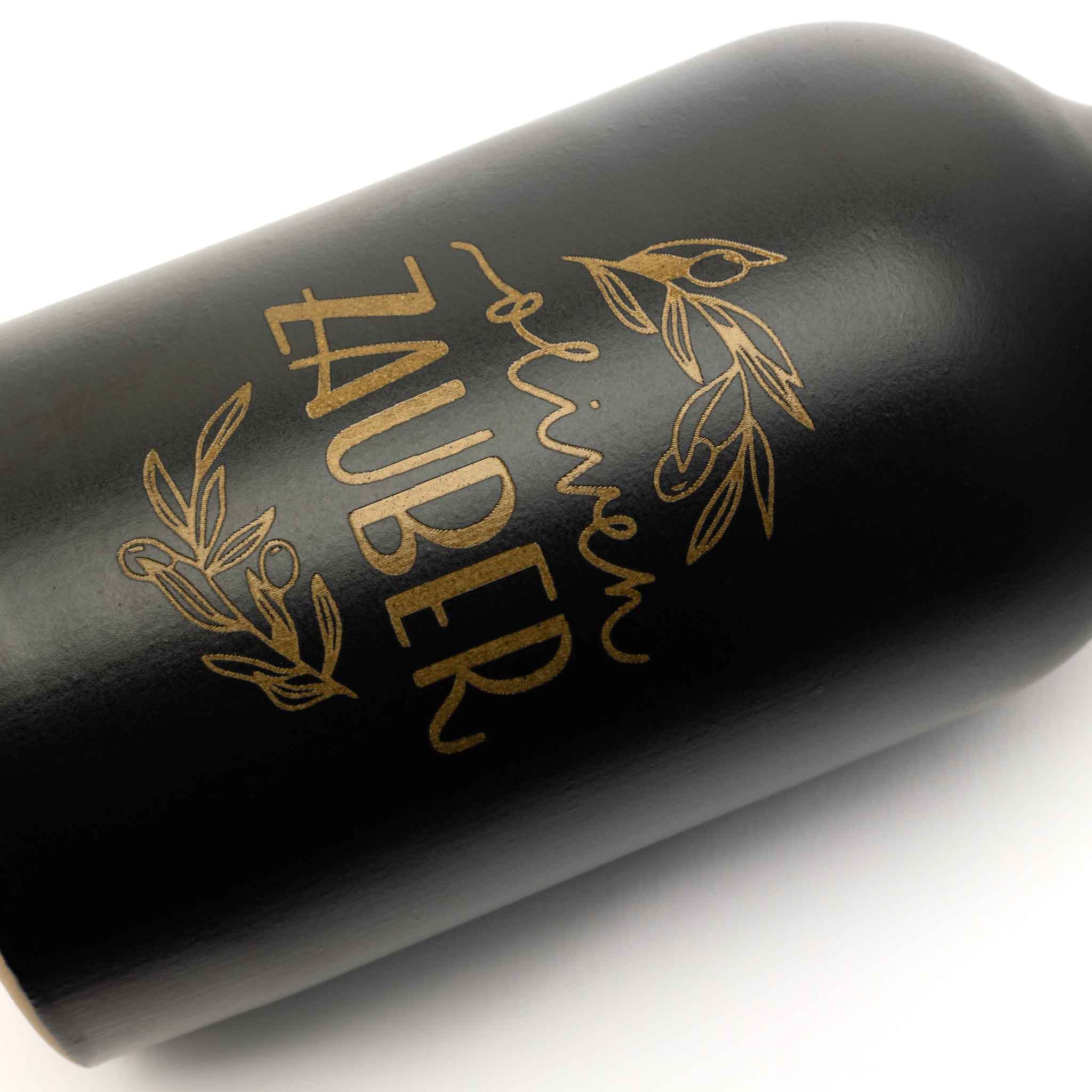 Hochwertige Tonflasche mit Logo und Edelstahl - Ausgießer - OlivenZauber - Olivenöl neu erleben